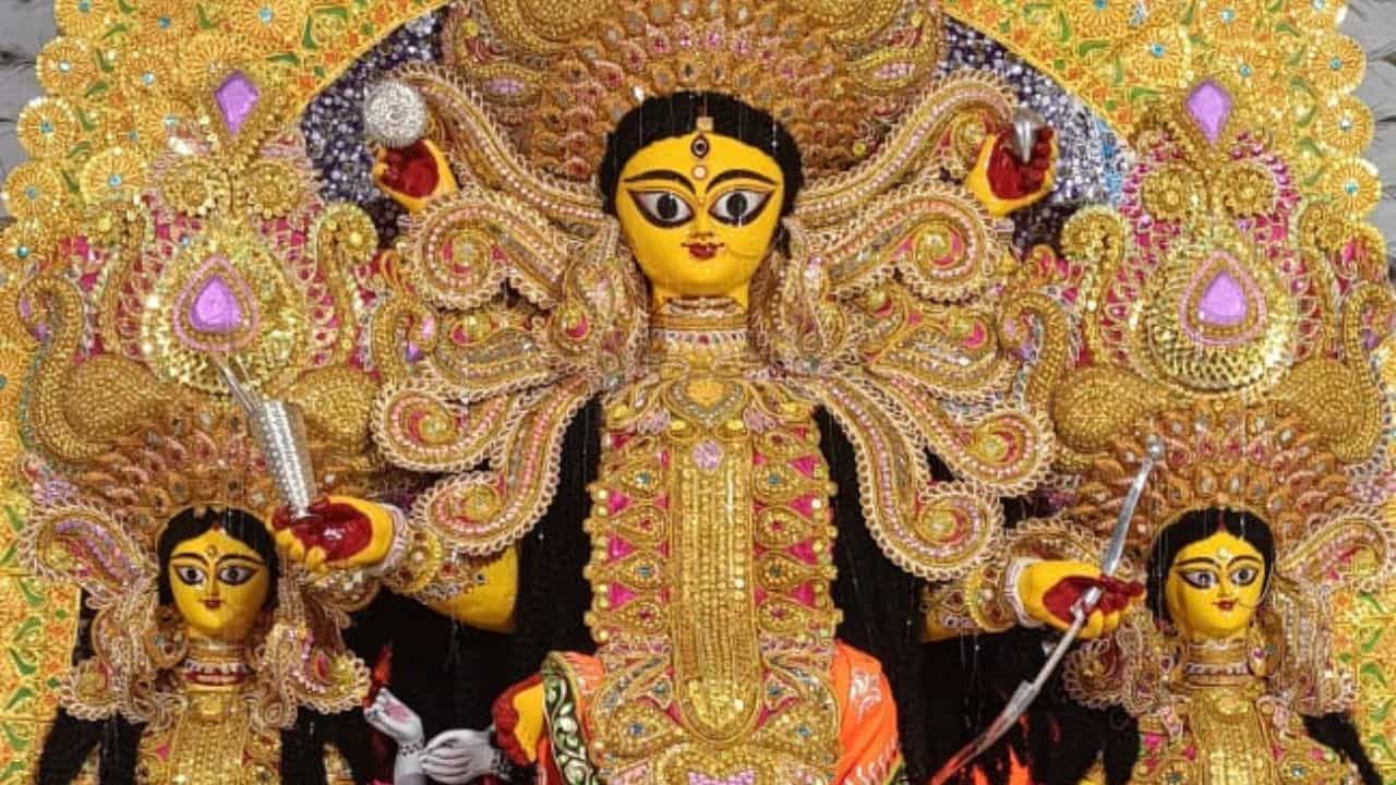 Murshidabad: জল থেকে উঠে রক্ষা করেছিলেন গোটা গ্রাম, শতাব্দী প্রাচীন রাজরাজেশ্বরীর পুজো শুরু বংশবাটিতে Murshidabad: জল থেকে উঠে রক্ষা করেছিলেন গোটা গ্রাম, শতাব্দী প্রাচীন রাজরাজেশ্বরীর পুজো শুরু বংশবাটিতে