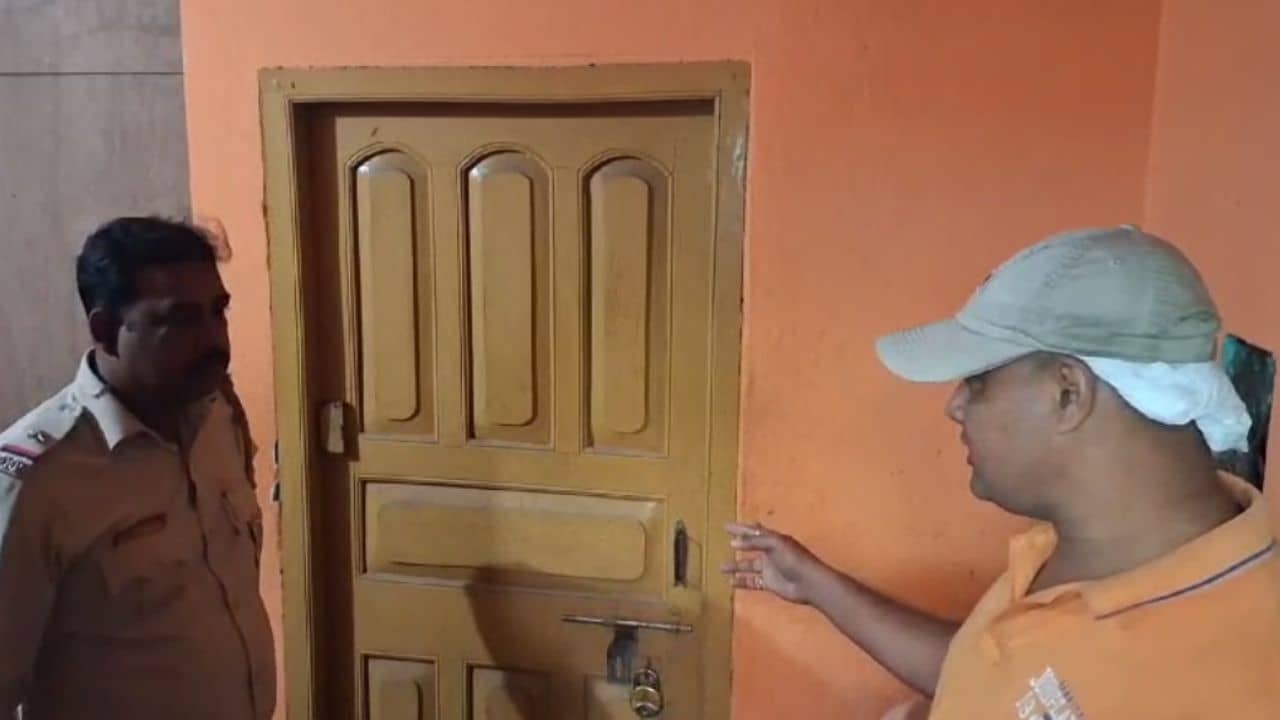 Murshidabad: মাঝে মধ্যেই আনাগোনা ছিল লজে, দরজা ঠেলতেই মশারির ভিতর উলঙ্গ অবস্থায় ব্যবসায়ীকে দেখে চোখ নামালেন সকলে