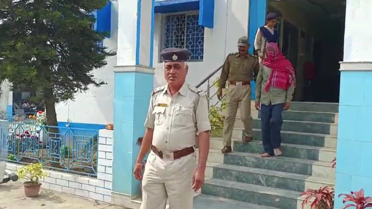 Murshidabad: চাকরি দেওয়ার নামে প্রতারণার অভিযোগ, টিটাগড় থেকে গ্রেফতার Murshidabad: চাকরি দেওয়ার নামে প্রতারণার অভিযোগ, টিটাগড় থেকে গ্রেফতার