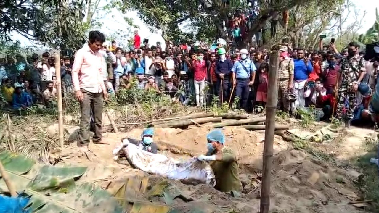 Murshidabad: চোখ উপড়ানো হয়, কেটে নেওয়া হয় দুটো স্তন! হাইকোর্টের নির্দেশে কবর থেকে তোলা হল মুর্শিদাবাদের সেই নাবালিকার দেহ