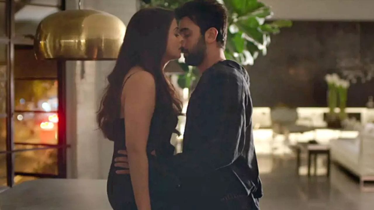 তাই বলে বিপরীতে ঐশ্বর্য! তাঁর সঙ্গে ঘনিষ্ঠদৃশ্যে অভিনয় করা? সব মিলিয়ে বেজায় অস্বস্তিতে পড়তে হয়েছিলেন রণবীর কাপুরকে।