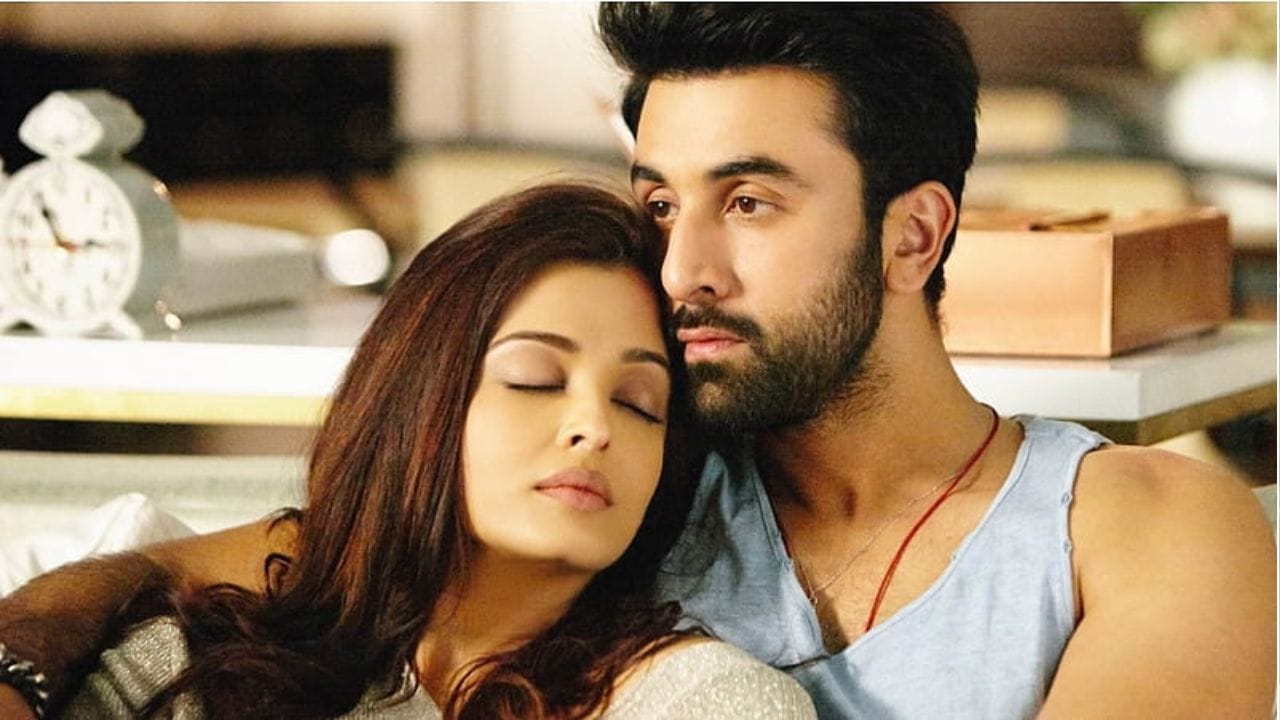 ঐশ্বর্যকে ছোঁয়ার আগে রীতিমত ঘাবড়ে যেতেন তিনি। নিজেই একবার কপিল শর্মার সঙ্গে সাক্ষাৎকারে ঐশ্বর্যের রূপের প্রসংশা করে জানিয়েছিলেন, ঐশ্বর্য যখন স্নান করেন, তখন জলটার স্নান হয়ে যায়।