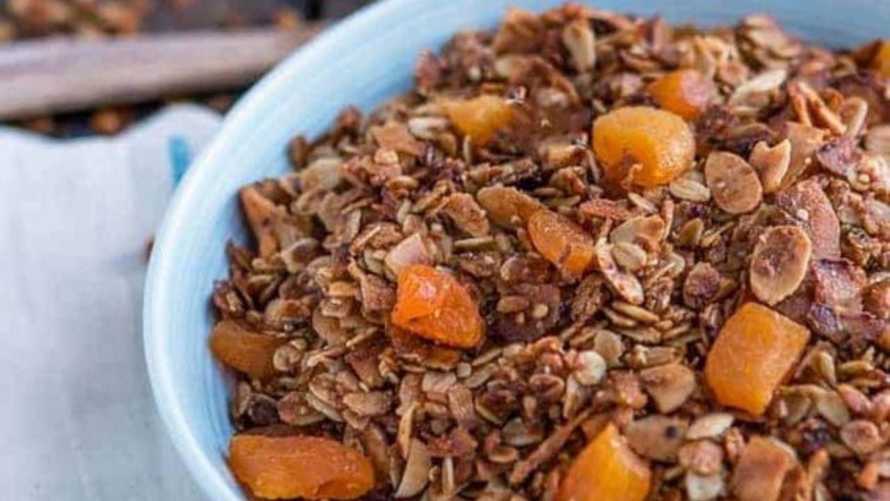 কোলেস্টেরল নিয়ন্ত্রণে সাহায্য করে ওটস। এই খাবারের মধ্যে রয়েছে বিটা গ্লুকান, যা শরীরে খারাপ কোলেস্টেরল বা এলডিএলের পরিমাণ কমায়। (ছবি:Pinterest)