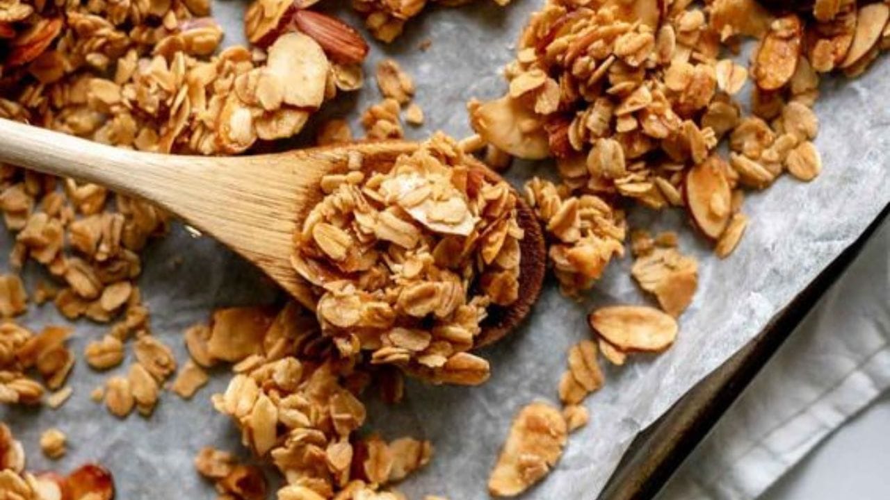 ওটসে রয়েছে ম্যাগনেশিয়াম, ফসফরাস, ম্যাঙ্গানিজ, কপার,আয়রন, জিঙ্ক, ফোলেট, ভিটামিন বি১, ভিটামিন বি৫। (ছবি:Pinterest)