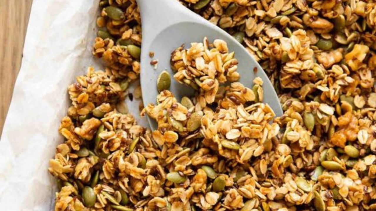 আজকাল অনেকেই ব্রেকফাস্টে ওটস খান। বিশেষ করে স্বাস্থ্য সচেতন বাঙালি ঝুঁকেছে ওটসের দিকে। জানেন কি ওটস খেলে কী উপকার মিলবে?(ছবি:Pinterest)