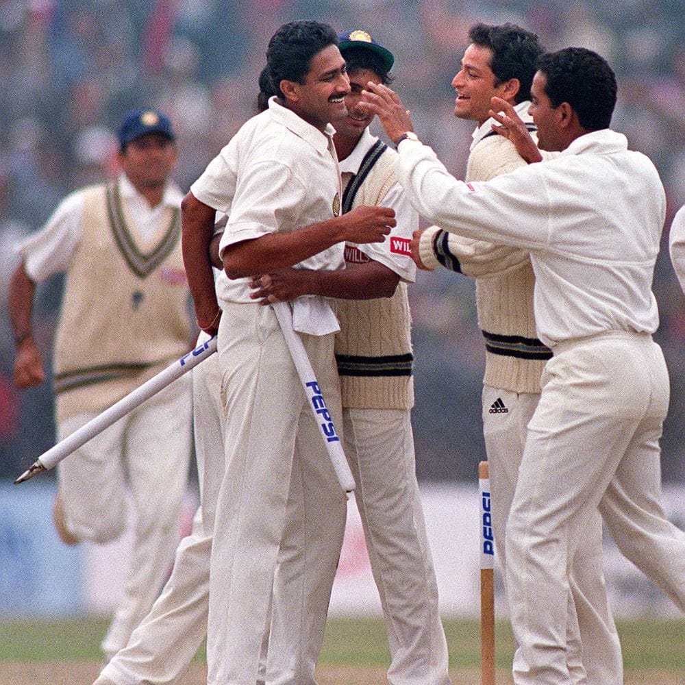 টিম ইন্ডিয়া দ্বিতীয় ইনিংসে তোলে ৩৩৯ রান। তার ফলে পাকিস্তানের জয়ের জন্য টার্গেট দাঁড়ায় ৪২০ রান। সেখানে ২০৭ রানেই অল আউট হয়ে যায় পাকিস্তান। ২৬.৩ ওভার বল করে ৭৪ রান দিয়ে ১০টি উইকেট তুলে নেন জাম্বো। (ছবি-সোশ্যাল মিডিয়া সাইট X)