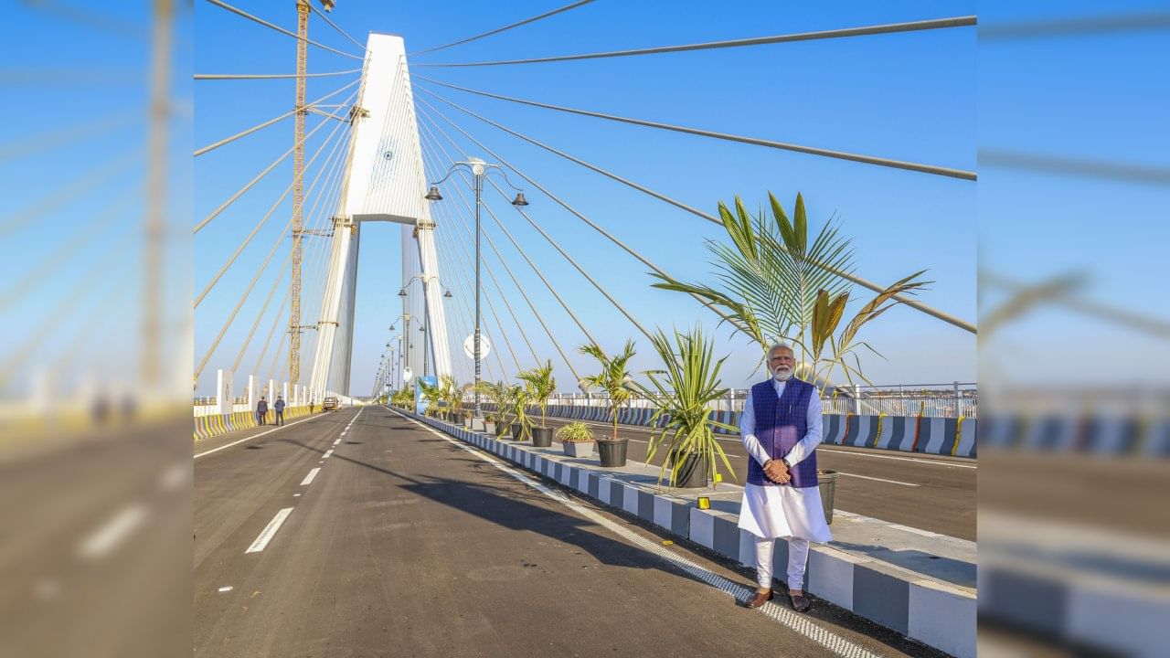 রবিবার গুজরাটে আরও বেশ কিছু উন্নয়নমূলক প্রকল্পের উদ্বোধন ও ভিত্তিপ্রস্তর স্থাপন করেছেন প্রধানমন্ত্রী। এর মধ্যে রয়েছে, কচ্ছের বিদ্যুৎ উৎপাদন প্রকল্প, মুন্দ্রা-পানিপত অপরিশোধিত তেল পাইপলাইন প্রকল্পের ভিত্তিপ্রস্তর স্থাপন, ভদোদরায় নতুন কার্ডিওলজি হাসপাতাল এবং রাজকোট-সুরেন্দ্রনগর রেললাইনের প্রসারণের মতো গুরুত্বপূর্ণ প্রকল্প।