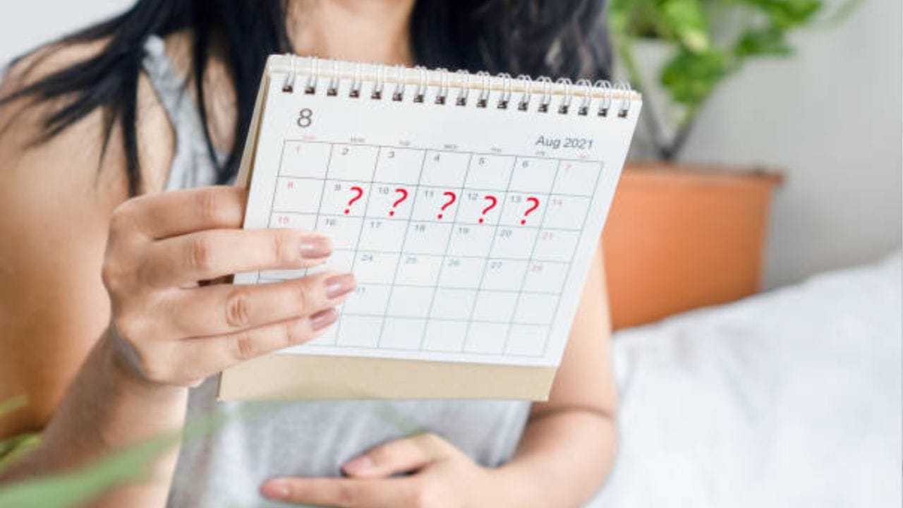 PCOS -এর প্রধান লক্ষণ হল, অনিয়মিত ঋতুচক্র। এছাড়া হঠাৎ করে ওডন বাড়তে শুরু করে, যা নিয়ন্ত্রণে আনা কঠিন হয়ে পড়ে। মুখে ও শরীরে অন্যান্য জায়গায় অবাঞ্ছিত লোম দেখা দেয়, মাথার চুল পাতলা হয়ে যায় এবং মুখে অতিরিক্ত ব্রণ হয়