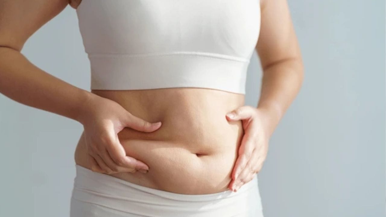 PCOS-এর ফলে মেনোপজে সমস্যা দেখা দেয়। যার ফলে প্রেগন্যান্সিতে সমস্যা দেখা দেয়। এছাড়া শরীরে বিভিন্ন হরমোনের মাত্রার হেরফের হয়। যার ফলে ওজন বাড়তে শুরু করে। এছাড়া  টেস্টোস্টেরন এবং অন্যান্য হরমোনের মাত্রার হেরফের হয়। যার ফলে ভিসারাল ফ্যাট জমার ঝুঁকি বেড়ে যায়, যাকে আমরা পেটের চর্বি বলি। অর্থাৎ ওবেসিটির সমস্যা দেখা দেয়