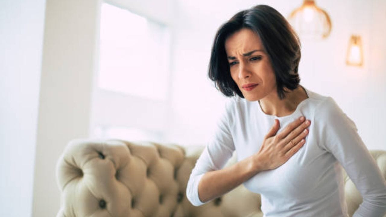 PCOS সমস্যা শুরুতেই নিয়ন্ত্রণ করা গেলে ওবেসিটি, বেলি ফ্যাট, ডায়াবেটিস, হৃদরোগের মতো ঝুঁকি অনেকটাই এড়ানো যায়। যদিও অনেকেই প্রথমদিকে বুঝতে পারেন না, তিনি PCOS-এ আক্রান্ত হয়েছেন। কীভাবে রোগ চিনবেন জেনে নিন