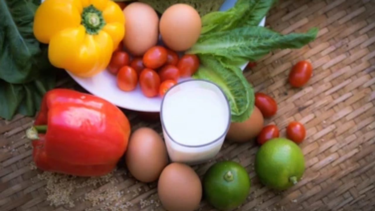 ইউএসজি করলেই এই রোগ ধরা পড়তে পারে, ওভারিতে ছোট ছোটো সিস্ট দেখা যাবে। শুরুতেই যথাযথ চিকিৎসা শুরু করলে এই রোগ থেকে মুক্তি সম্ভব। এছাড়া রোজ মেনুতে ডিম, দুগ্ধজাত দ্রব্য, মাংস, দানাশস্য-সহ বেশি পরিমাণে প্রোটিন রাখতে হবে