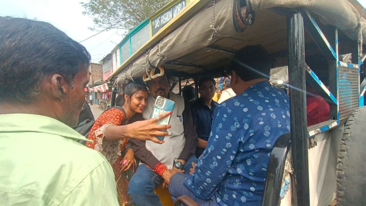 TMC Sandeshkhali: 'সব শুনেছি, সব ঠিক আছে...', সন্দেশখালিতে পা রাখতেই শাসক হেভিওয়েটদের সঙ্গে সেলফি!