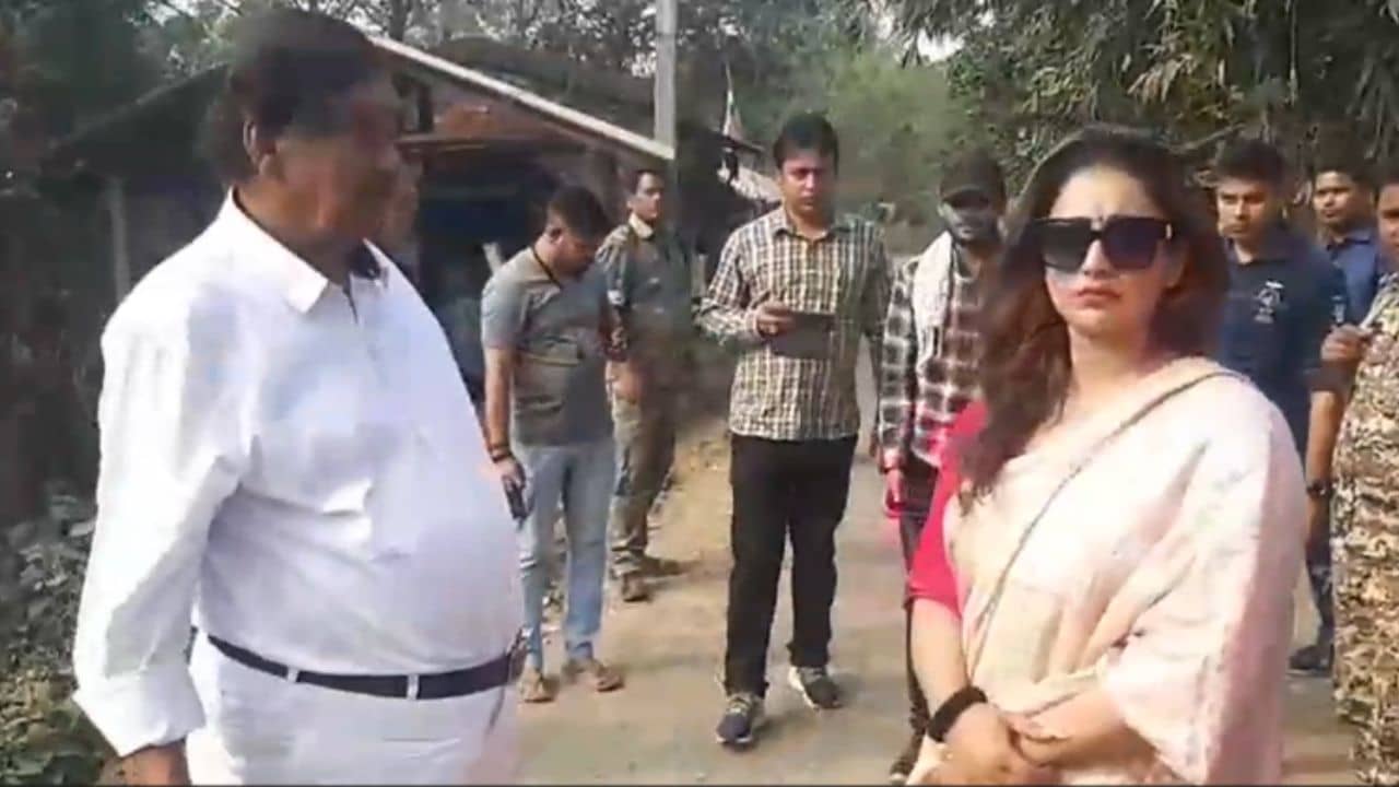 Bankura: নিম্ন মানের সামগ্রী দিয়ে রাস্তা তৈরি, বিক্ষোভ সামাল দিলেন সায়ন্তিকা