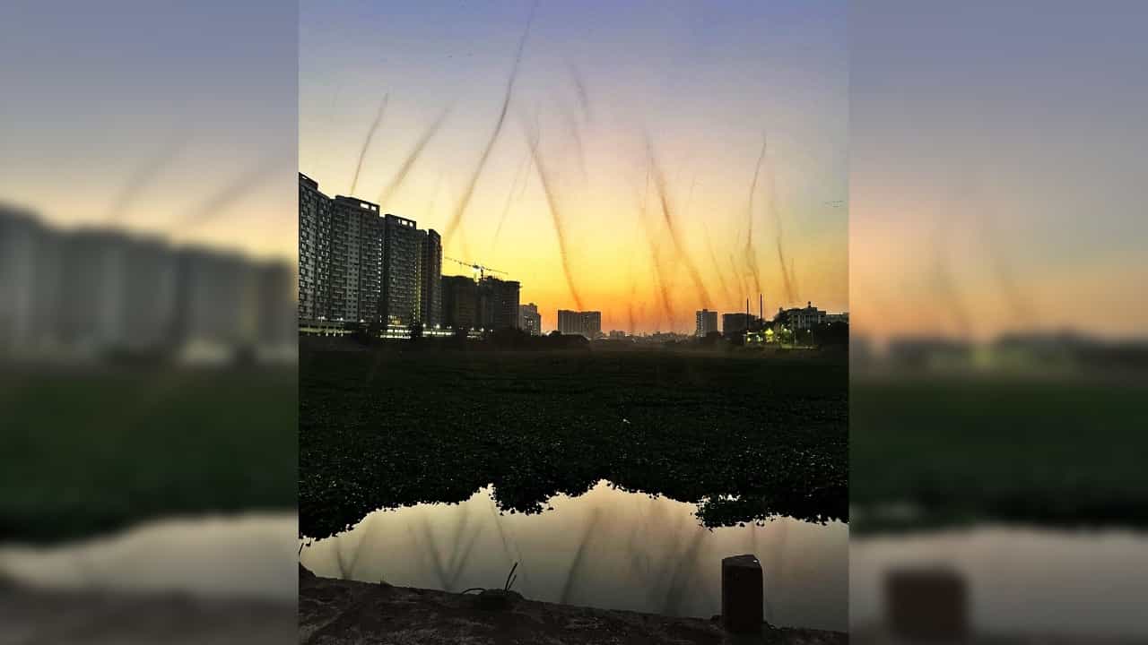 Video: পুণের আকাশে নয়া বিপদ! মুথা নদীর উপর একের পর এক 'মশা টর্নেডো', দেখুন Video: পুণের আকাশে নয়া বিপদ! মুথা নদীর উপর একের পর এক 'মশা টর্নেডো', দেখুন