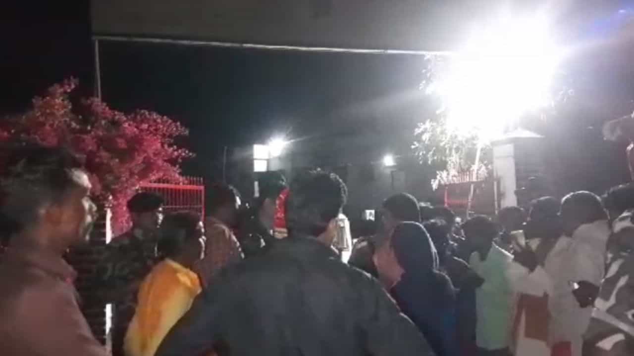 Purulia: 'নিচু জাতের মেয়ে, অনেক বেড়েছিস', তরুণীকে শ্লীলতাহানির অভিযোগ পুলিশের বিরুদ্ধে Purulia: 'নিচু জাতের মেয়ে, অনেক বেড়েছিস', তরুণীকে শ্লীলতাহানির অভিযোগ পুলিশের বিরুদ্ধে