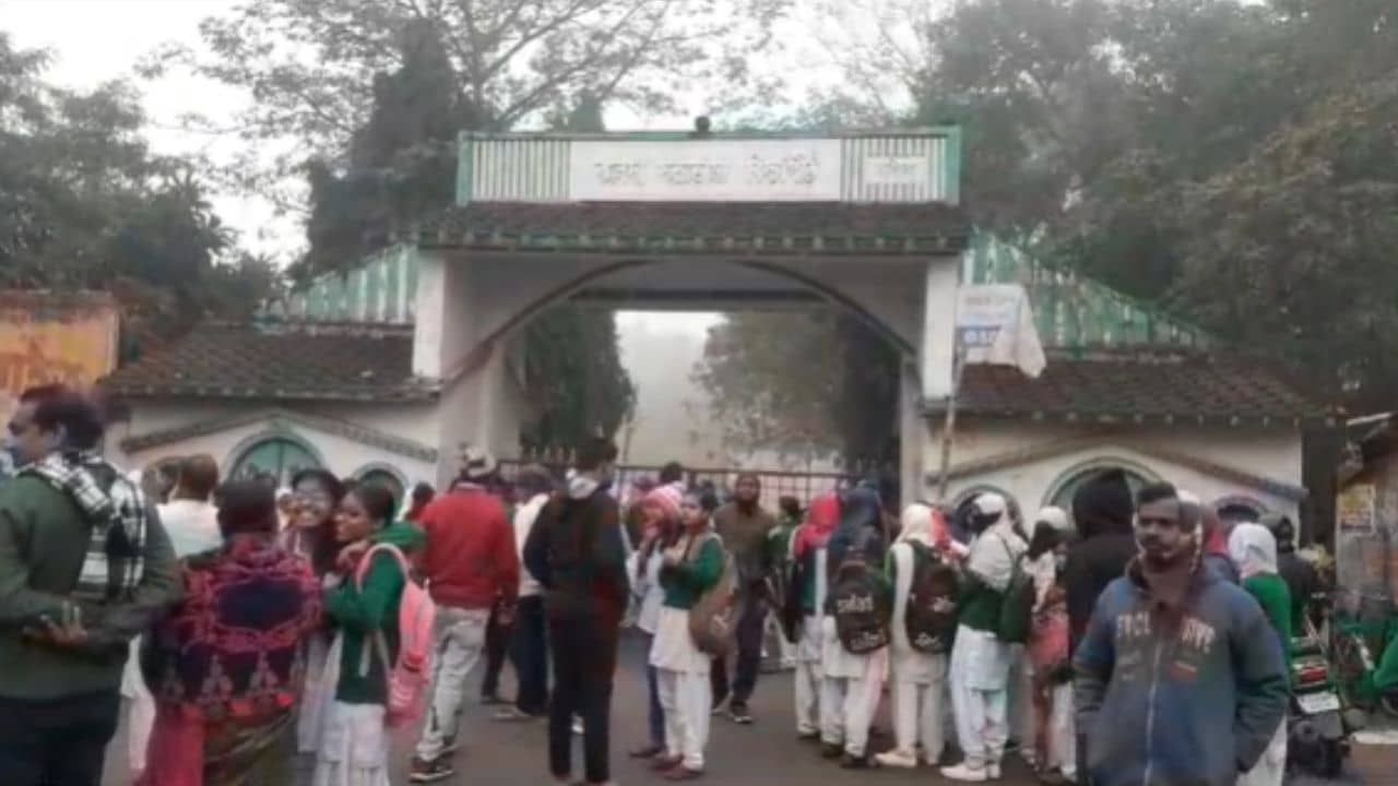 Madhyamik Exam 2024: দুপাশের ঘন জঙ্গল, আতঙ্ক তাড়া করে ফিরছে চিতাবাঘের, ভয় বুকে চেপে পরীক্ষাকেন্দ্রে মাধ্যমিক পরীক্ষার্থীরা