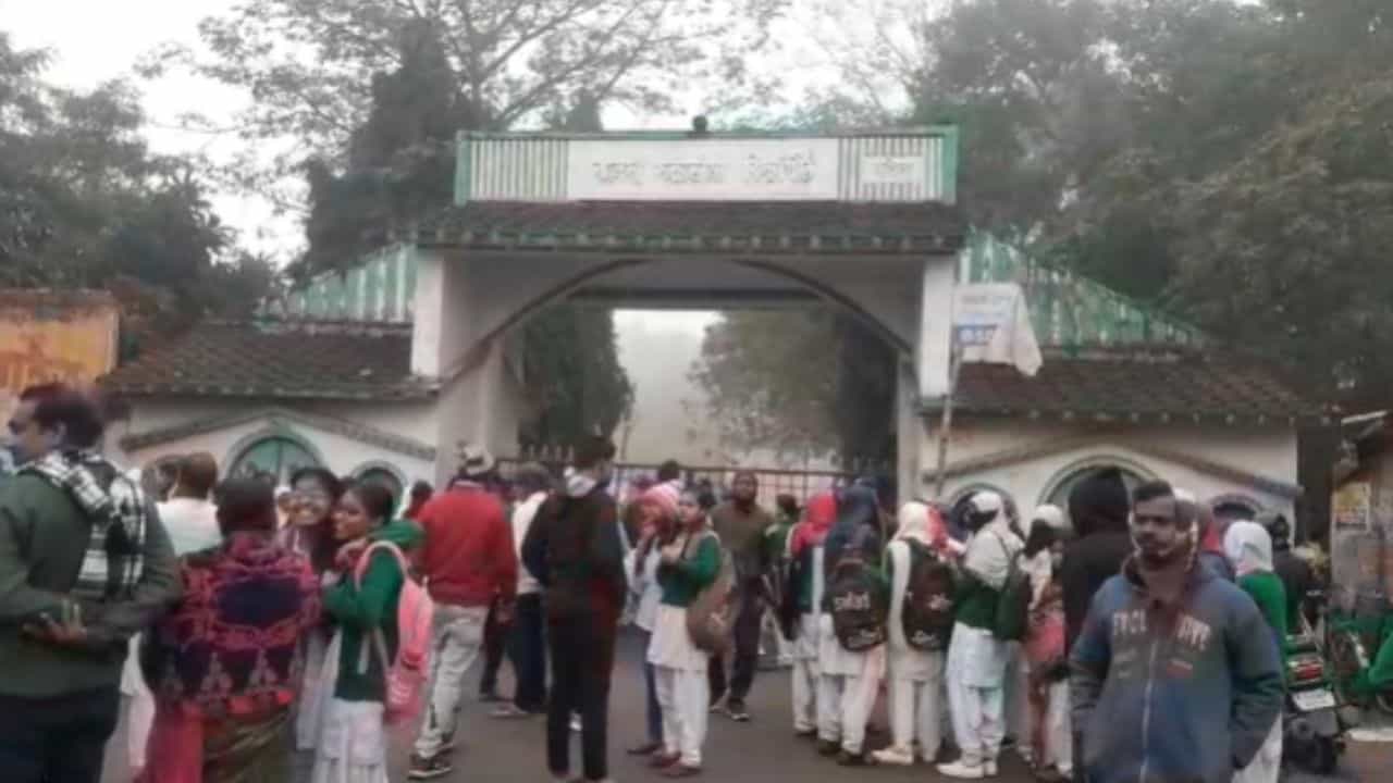 Madhyamik Exam 2024: দু'পাশের ঘন জঙ্গল, আতঙ্ক তাড়া করে ফিরছে চিতাবাঘের, ভয় বুকে চেপে পরীক্ষাকেন্দ্রে মাধ্যমিক পরীক্ষার্থীরা Madhyamik Exam 2024: দু'পাশের ঘন জঙ্গল, আতঙ্ক তাড়া করে ফিরছে চিতাবাঘের, ভয় বুকে চেপে পরীক্ষাকেন্দ্রে মাধ্যমিক পরীক্ষার্থীরা