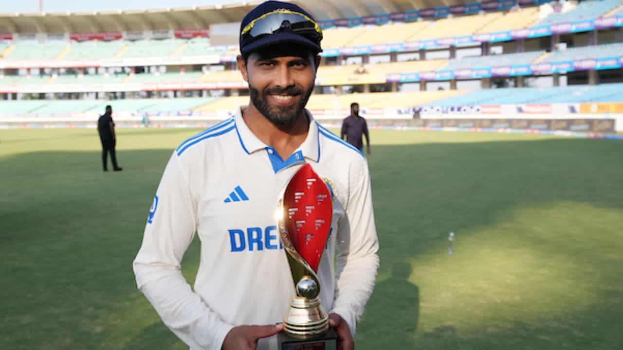 Ravindra Jadeja: বাবার অভিযোগে বিদ্ধ জাডেজা স্ত্রীকে দিলেন ম্যাচের সেরার পুরস্কার Ravindra Jadeja: বাবার অভিযোগে বিদ্ধ জাডেজা স্ত্রীকে দিলেন ম্যাচের সেরার পুরস্কার