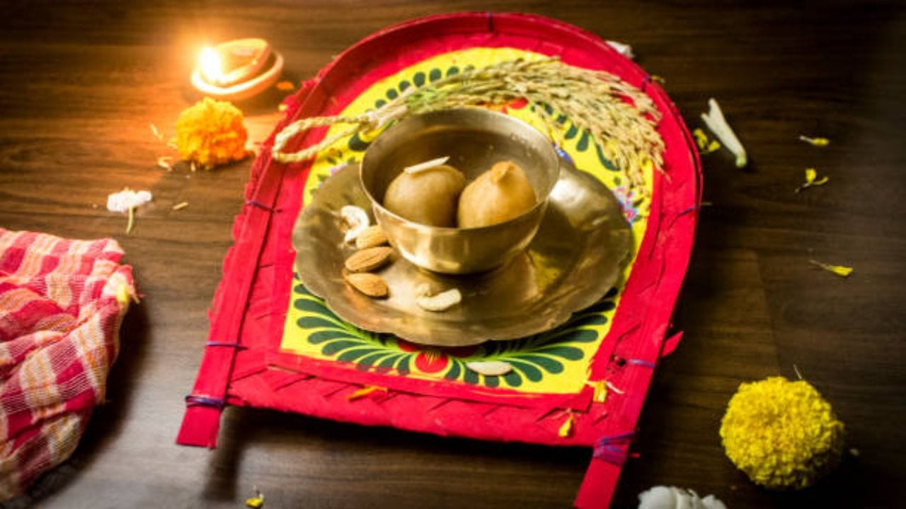 শীত এবার বিদায়ের মুখে। পশ্চিমী ঝঞ্ঝার প্রকোপে অনেক জায়গাতেই বৃষ্টি হচ্ছে। সকাল থেকে আকাশে মেঘ। কখনও মেঘ, কখনও বৃষ্টি সব মিলিয়ে আবহাওয়া মোটেই স্বস্তিদায়ক নয়। আর তাই ফাল্গুন পড়তেই উধাও শীত 