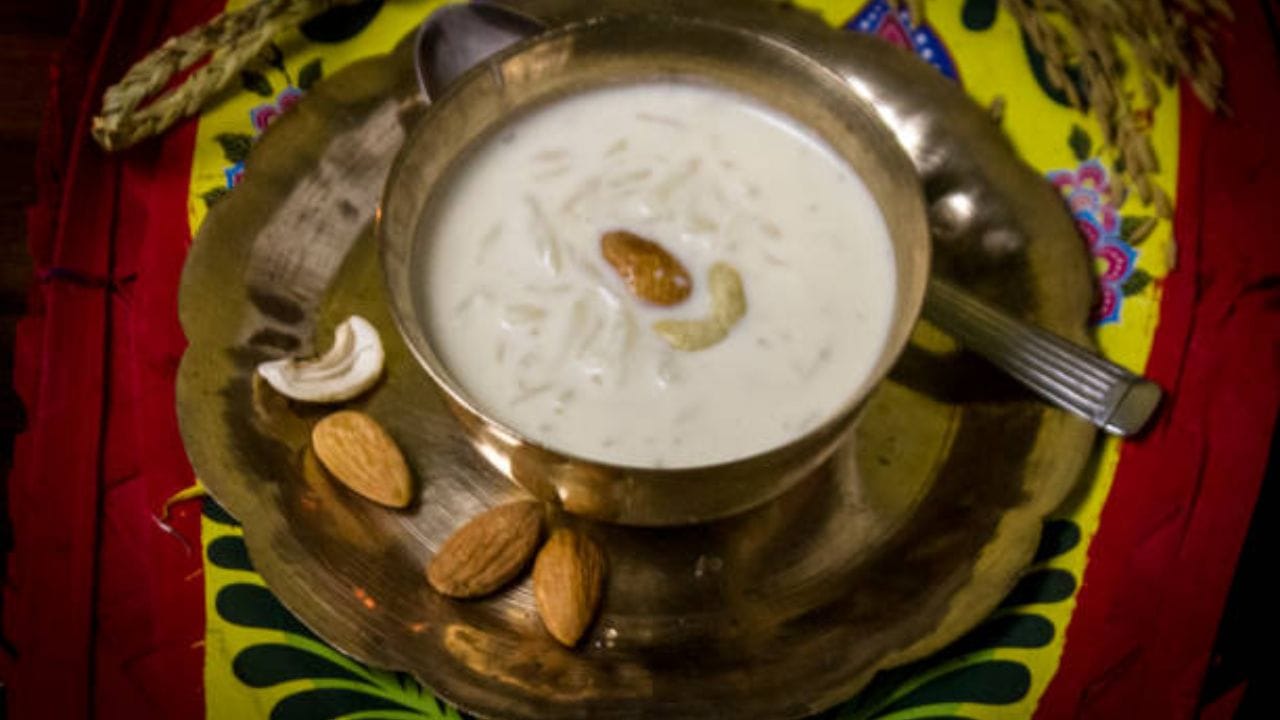 পিঠেপুলি খেতে লাগে বেশ। শীতের দিনে বাড়িতে পিঠে, পায়েসের ধুম পড়ে যায়। এই সময় বাজারে আসে নতুন গুড়, চালের গুঁড়ি। তাই দিয়েই বানানো হয় দারুণ সব খাবার। 