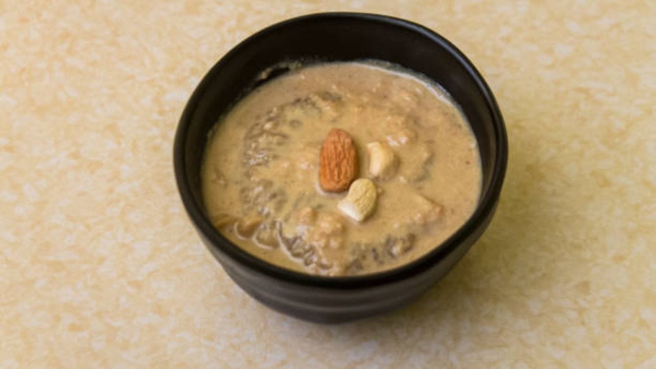 এবার পাটালি গুড় নিজের স্বাদমতো দিয়ে নেড়েচেড়ে গ্যাস বন্ধ করে দিন। খুব বেশি ফোটাবেন না তাহলে দুধ কেটে যাবে। খুব বেশি ঘন করারও দরকার নেই। একবার ফুটে উঠলেই গ্যাস বন্ধ করে দিয়ে ঢাকা রাখুন ১০ মিনিট। ঠান্ডা করে পরিবেশন করুন রসপুলি