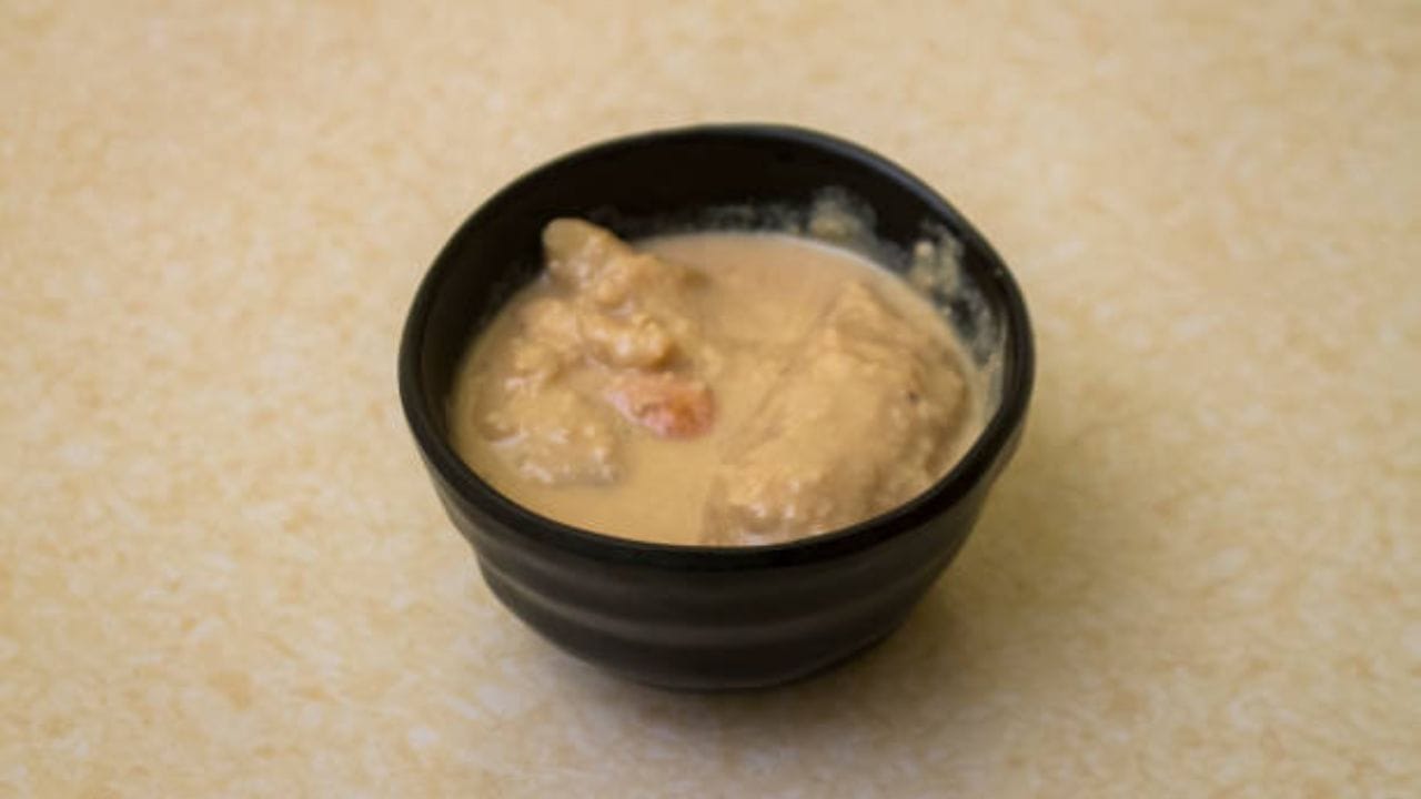 দুধ আঁচ দিয়ে ভাল করে ফুটিয়ে ঘন করে নিতে হবে। দুধের মধ্যে ২ চামচ মিল্ক মেড দিন। দুধ ভাল করে গরম হয়ে এক ফুট হলেই পুলি ছেড়ে দিন। এবার তা ভাল করে ফুটে উঠলেই বুঝবেন যে পুলি সেদ্ধ হয়ে এসেছে