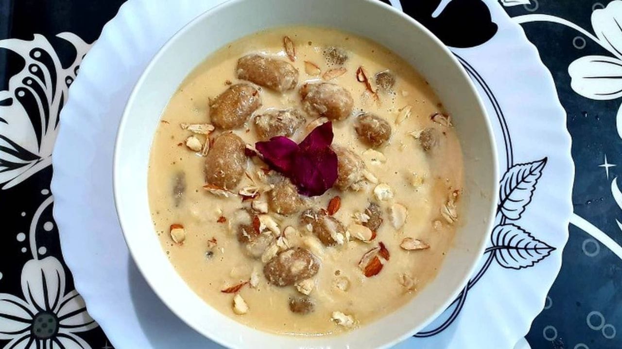 নারকেল গুড় মিশে গেলে ওর মধ্যে সুজি দিয়ে মেখে নিতে হবে। খুব ভাল করে চটকে মেখে তা কড়াইতে দিয়ে পাক করে নিতে হবে। গ্যাসের আঁচ একদম কমিয়ে রাখবেন। আস্তে আস্তে করতে হবে 