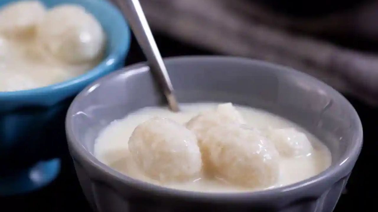 একটা গোটামালা নারকেল কুরে নিতে হবে। ২৫০ গ্রাম সুজি শুকনো কড়াইতে ভেজে নিতে হবে। তবে লাল করে ভাজবেন না। এবার নারকেলের মধ্যে পাটালি গুড় দিয়ে ভাল করে মেখে নিতে হবে 