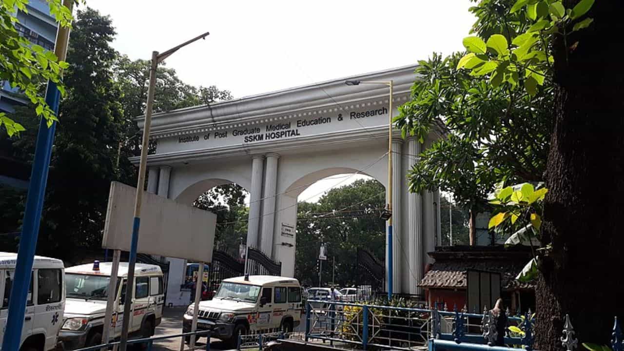 Baruipur: পায়ুদ্বার দিয়ে ৬ ইঞ্চির মোবাইল ঢোকালেন কীভাবে? রোগীর উত্তর শুনে শিউরে উঠল SSKM Baruipur: পায়ুদ্বার দিয়ে ৬ ইঞ্চির মোবাইল ঢোকালেন কীভাবে? রোগীর উত্তর শুনে শিউরে উঠল SSKM