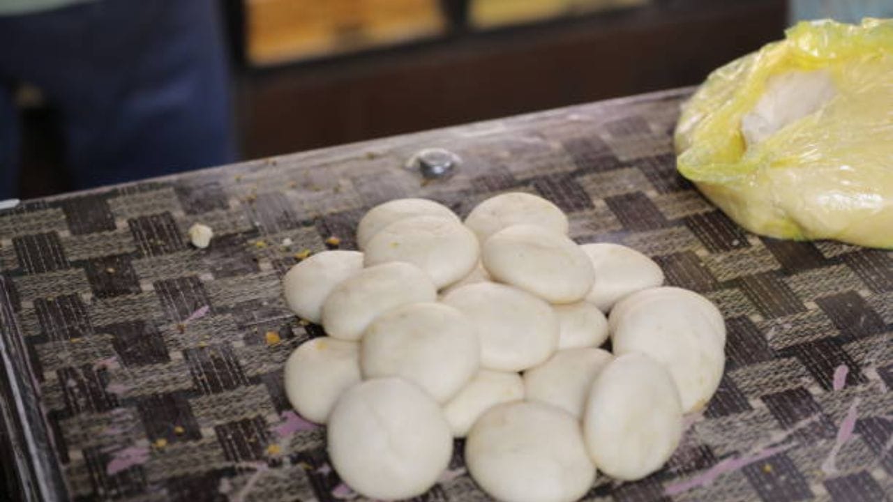 গরম গরম লুচির সঙ্গে একটু চিনি হলেই কাজ চলে যায়। আর যদি ছোলার ডাল, বোঁদে থাকে তাহলে তো কথাই নেই। অনেকে যদিও কড়া করে ভাজা লাল লুচি পছন্দ করেন