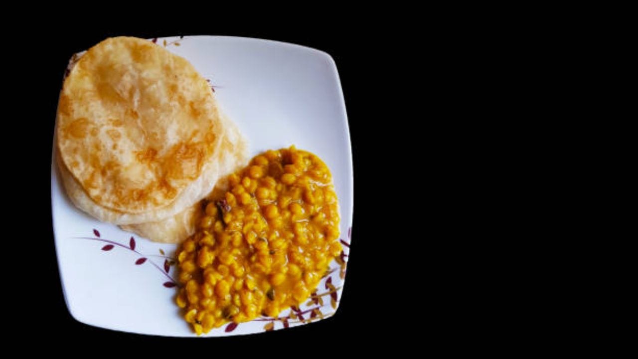 ময়দা যত ভাল মাখা হবে ততই কিন্তু লুচি ভাল হবে। বেশি ফুলবে। সাদা লুচির কোনও জুড়ি নেই 