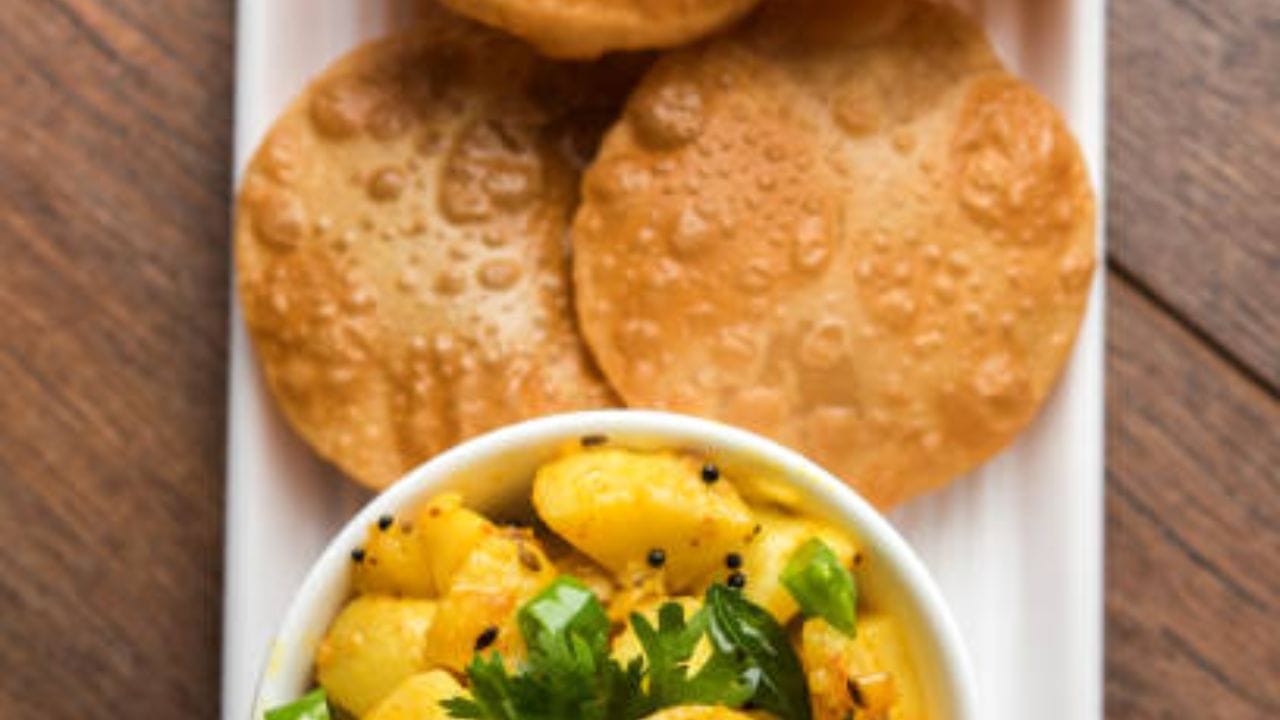 তেল গরম করে তবেই লুচি ভেজে নেবেন। আঁচ বাড়িয়ে ভাজলে লুচি লাল হয়ে যেতে পারে। এমনকী শক্তও হয়ে যায় না। এভাবেই তৈরি করে নিন সাদা লুচি