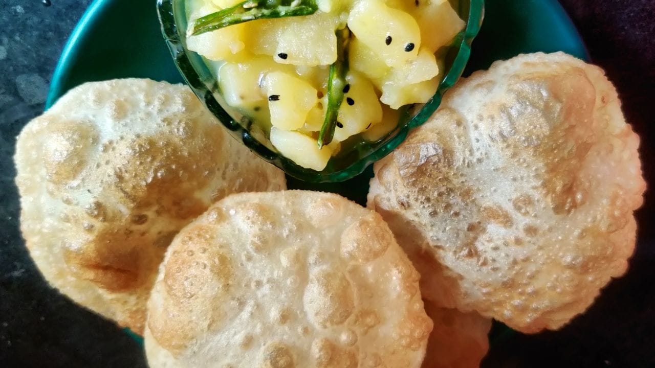 বেলন চাকির গায়ে একটু তেল লাগিয়ে বেলে নিন। এতে বেলা ভাজা হবে আর ভাজার পর কোনও কাঁচাভাব থাকবে না। তেল মিডিয়াম ফ্লেমে রেখে হরম করে ভাজতে দিন