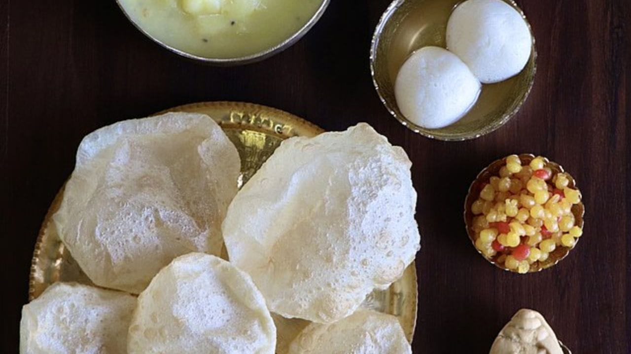 ময়দা এভাবে নরম করে মেখে লাগলে লুচি খেতেও খুব ভাল হয়। ৩০ মিনিট এভাবে মেখে লেচি কেটে নিয়ে লেচি গোল করে পাকিয়ে নিতে হবে। এবার তা বেলে নিন