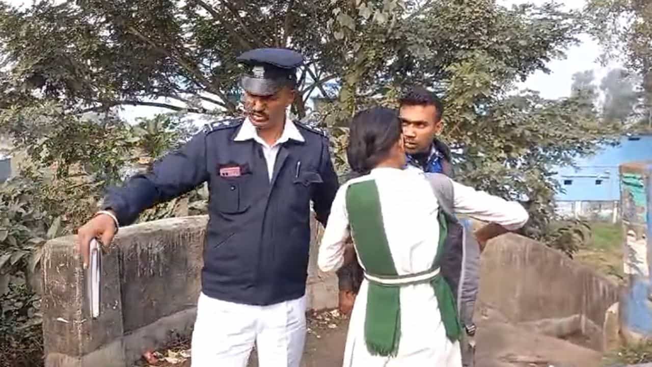Madhyamik Exam: অ্যাডমিট কার্ড নেই, ছাত্রীকে পরীক্ষা হলে পৌঁছে দিলেন শাহজাহান