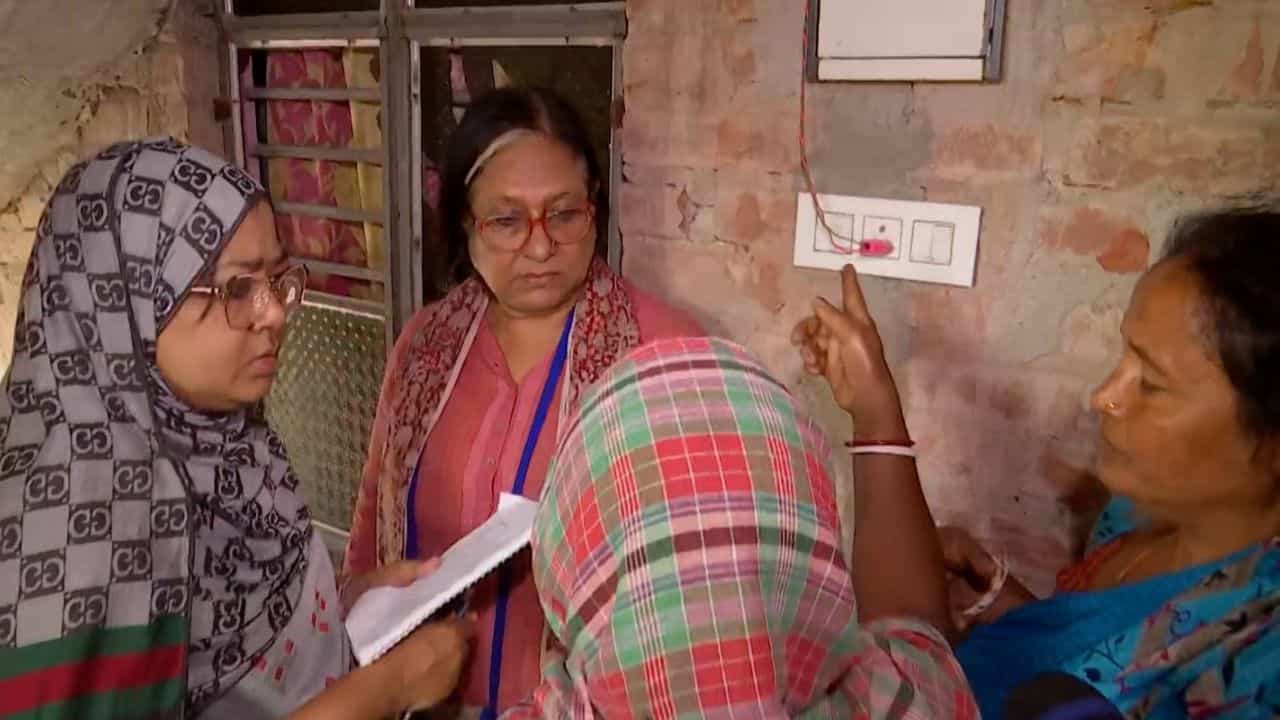 Sandeshkhali: সকালে সাক্ষাৎ শিশুসুরক্ষা কমিশনের, রাতে 'ওদের' ভয়ে বুক কাঁপছে মহিলার Sandeshkhali: সকালে সাক্ষাৎ শিশুসুরক্ষা কমিশনের, রাতে 'ওদের' ভয়ে বুক কাঁপছে মহিলার