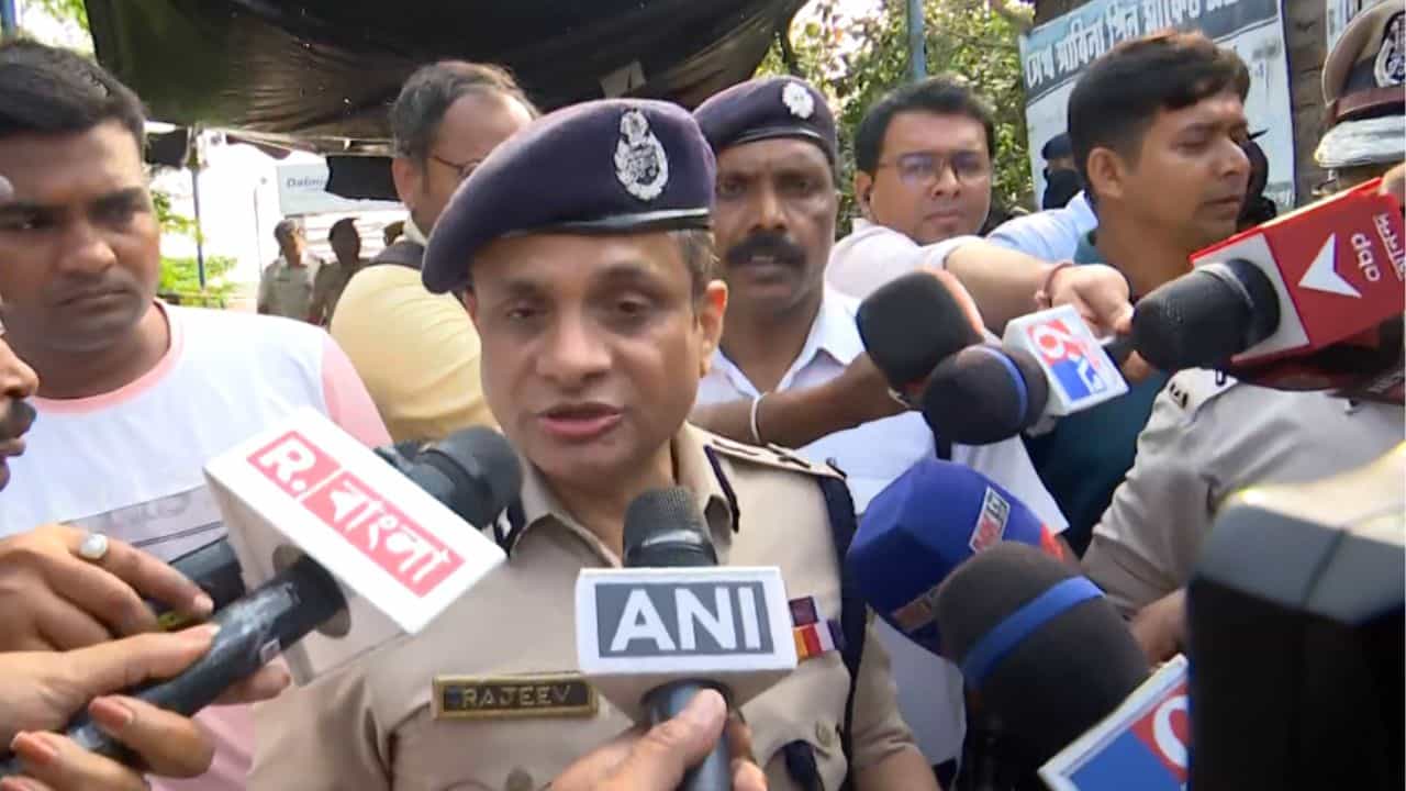 Sandeshkhali: সন্দেশখালি থেকে সোজা নবান্নে রাজীব কুমার, কেন? Sandeshkhali: সন্দেশখালি থেকে সোজা নবান্নে রাজীব কুমার, কেন?