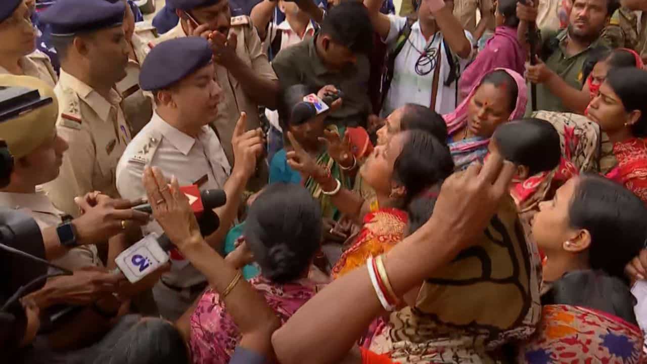 Sandeshkhali: মহিলাদের ধরলেন 'চণ্ডী' রূপ! বললেন, '১০০০ টাকা চাই না, আমাদের স্বামীরা খেটে খাওয়াতে পারে' Sandeshkhali: মহিলাদের ধরলেন 'চণ্ডী' রূপ! বললেন, '১০০০ টাকা চাই না, আমাদের স্বামীরা খেটে খাওয়াতে পারে'