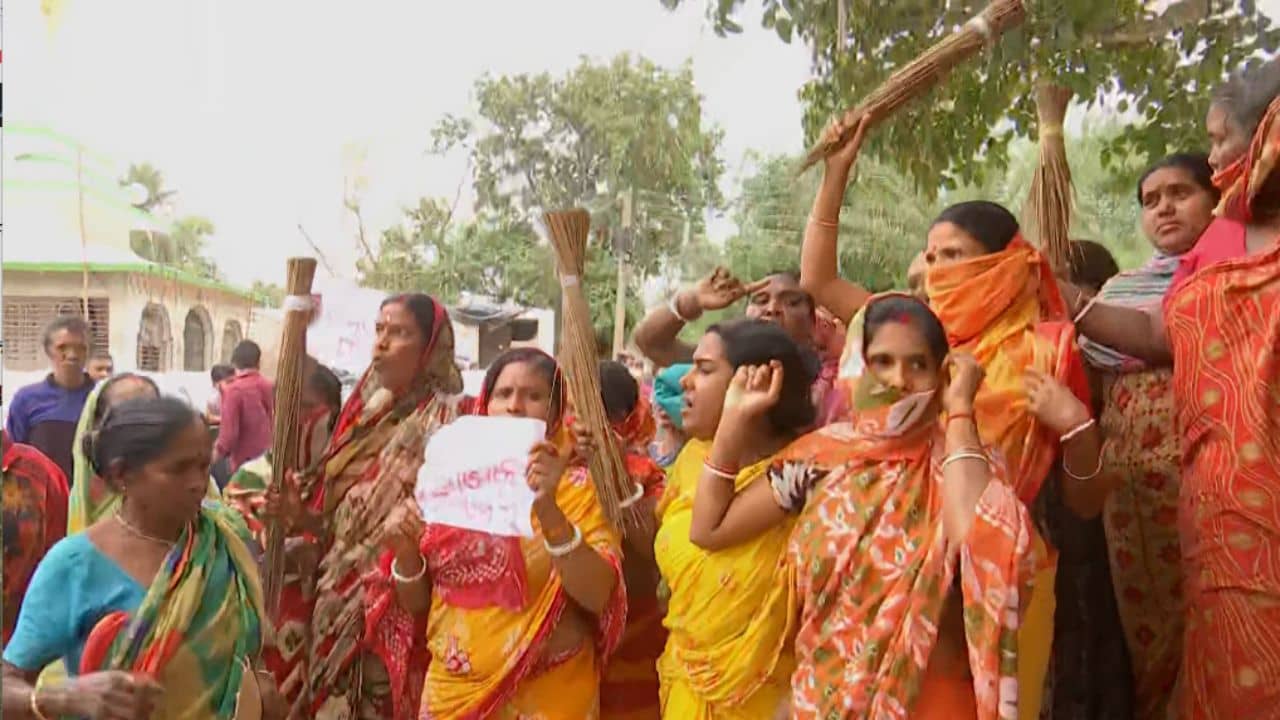 Sandeshkhali LIVE: মন্ত্রীদের শাঁখা-শাড়ি পরাব, আবার ঝাঁটা হাতে রাস্তায় মহিলারা