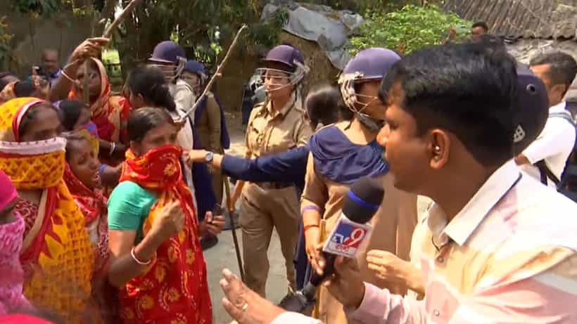Sandeshkhali LIVE: কোথায় শঙ্কর?, রে-রে করে তেড়ে এলেন মহিলারা, আধলা ইট মেরে ভাঙা হল TMC নেতার বাড়ি