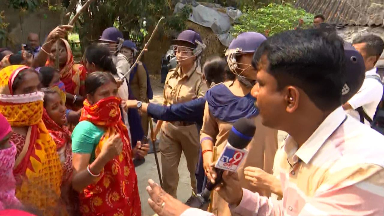 Sandeshkhali LIVE:  'কোথায় শঙ্কর?', রে-রে করে তেড়ে এলেন মহিলারা, আধলা ইট মেরে ভাঙা হল TMC নেতার বাড়ি