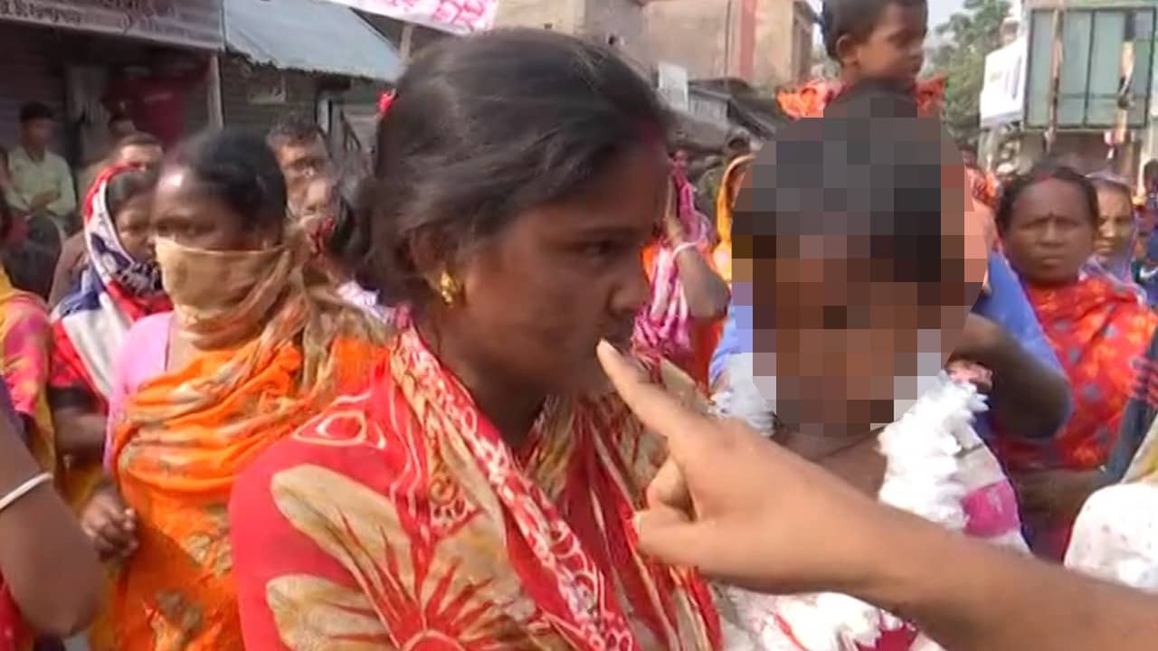 Sandeshkhali: রাতদুপুরে তুলে নিয়ে গেল, ওরা পার্টিতে এলে মেয়েরা শেষ... মিডিয়ায় মুখ খোলায় সন্দেশখালির মহিলা ও তার একরত্তির সঙ্গে ঘৃণ্য আচরণ