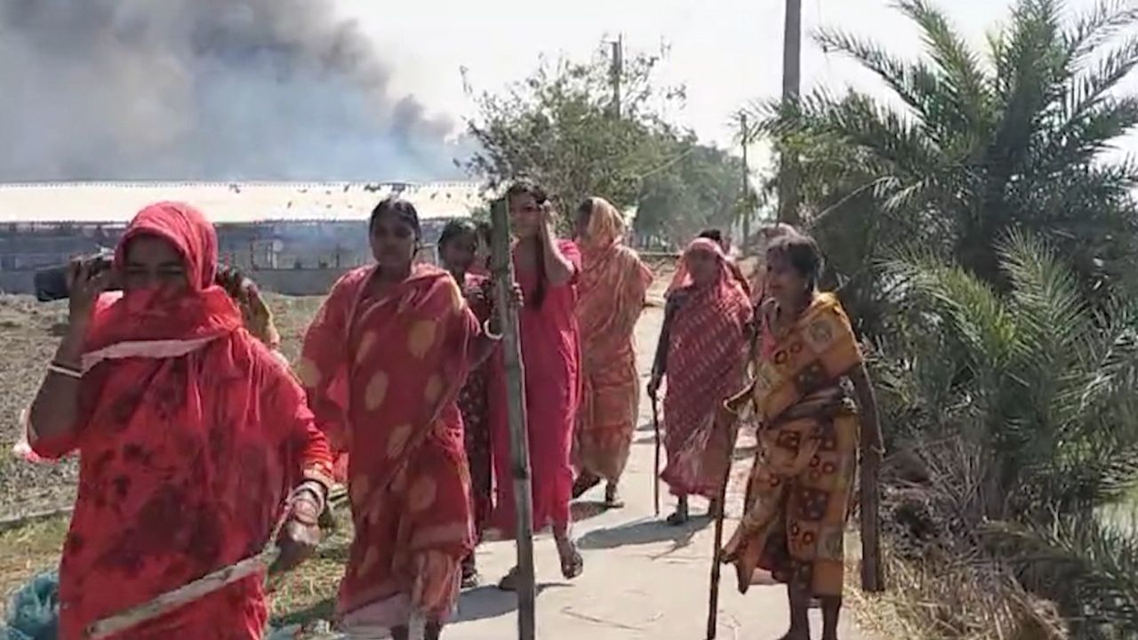 Sandeshkhali: একের পর এক বাড়ি পুড়ে খাক, জ্বলছে গ্রাম, ভয়ঙ্কর পরিস্থিতি সন্দেশখালিতে! আক্রান্ত TV9 বাংলা