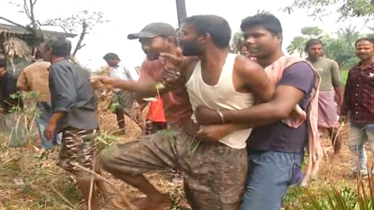 Sandeshkhali: তৃণমূল নেতার পরিবারের সদস্যদের দেখে তেড়ে গেল গ্রামবাসীরা, ফুঁসছে বেড়মজুর