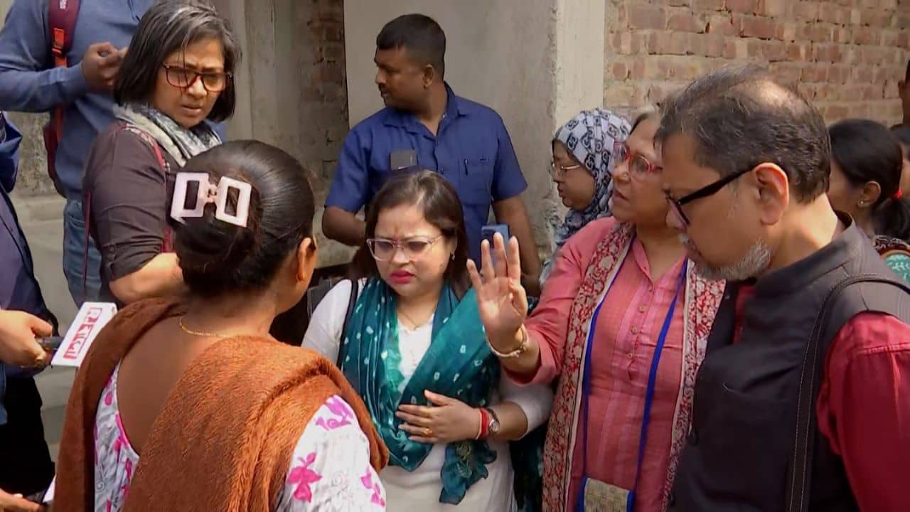 Sandeshkhali: রাতে পুলিশের ড্রেস পরে, মুখে কালো কাপড় বেঁধে আসে, পায়ে চপ্পল, এবার বড়বাবু-মেজোবাবুর নাম জানিয়ে আরও সাহসী সন্দেশখালির নিগৃহীতা