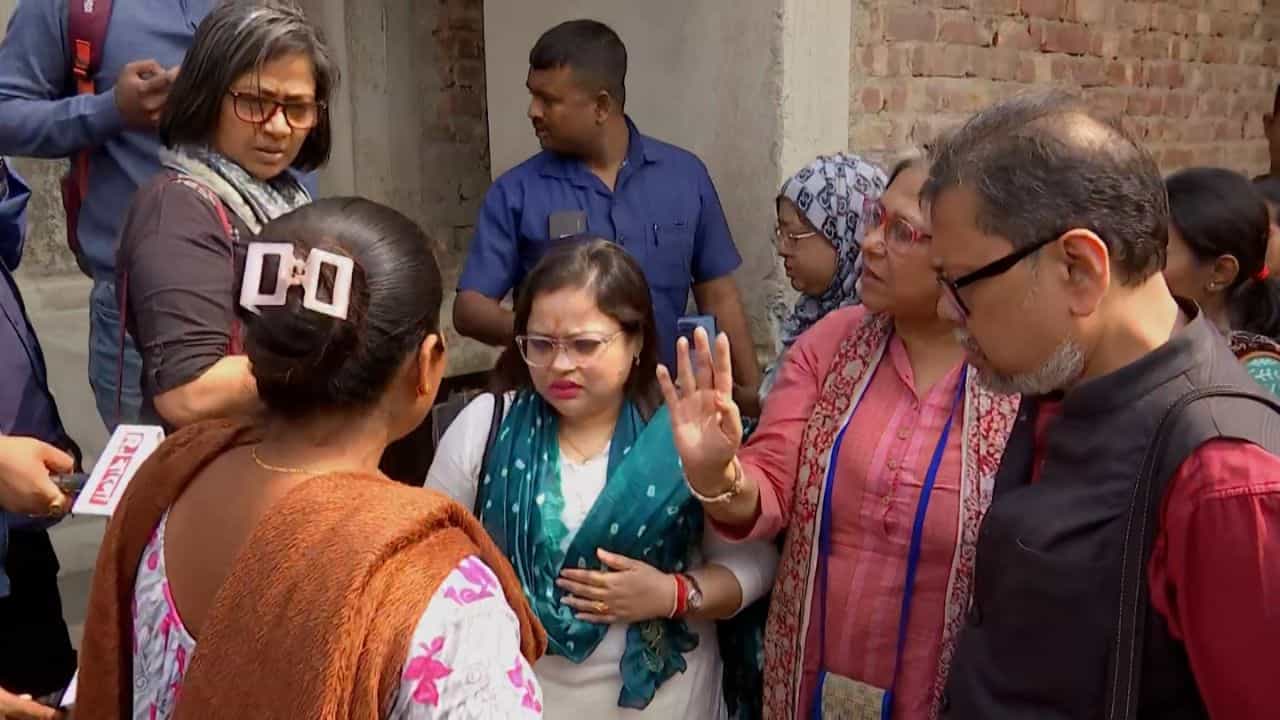 Sandeshkhali: 'রাতে পুলিশের ড্রেস পরে, মুখে কালো কাপড় বেঁধে আসে, পায়ে চপ্পল', এবার 'বড়বাবু'-'মেজোবাবু'র নাম জানিয়ে আরও সাহসী সন্দেশখালির নিগৃহীতা Sandeshkhali: 'রাতে পুলিশের ড্রেস পরে, মুখে কালো কাপড় বেঁধে আসে, পায়ে চপ্পল', এবার 'বড়বাবু'-'মেজোবাবু'র নাম জানিয়ে আরও সাহসী সন্দেশখালির নিগৃহীতা