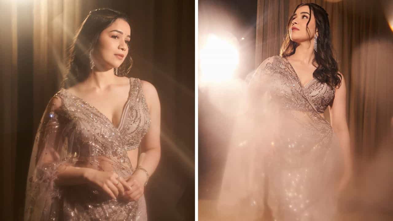 Sara Tendulkar: শাড়িতে লাস্যময়ী সচিনকন্যাকে দেখে মুগ্ধ, সারা লিখলেন সঙ্গীতের জন্য তৈরি... Sara Tendulkar: শাড়িতে লাস্যময়ী সচিনকন্যাকে দেখে মুগ্ধ, সারা লিখলেন সঙ্গীতের জন্য তৈরি...