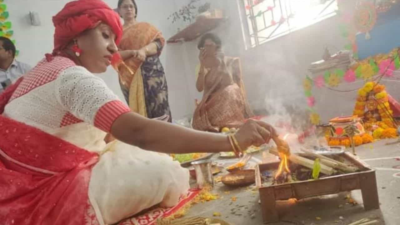 Saraswati puja 2024: সরস্বতীর মন্ত্র পাঠ থেকে হাতে খড়ি, বাগদেবীর বন্দনায় শিক্ষিকাই পুরোহিত Saraswati puja 2024: সরস্বতীর মন্ত্র পাঠ থেকে হাতে খড়ি, বাগদেবীর বন্দনায় শিক্ষিকাই পুরোহিত