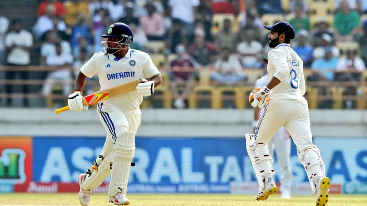 Sarfaraz Half-Century: ইংল্যান্ড বোলারদের উপর 'জ্বালা' মেটালেন! বিধ্বংসী হাফসেঞ্চুরি সরফরাজের Sarfaraz Half-Century: ইংল্যান্ড বোলারদের উপর 'জ্বালা' মেটালেন! বিধ্বংসী হাফসেঞ্চুরি সরফরাজের