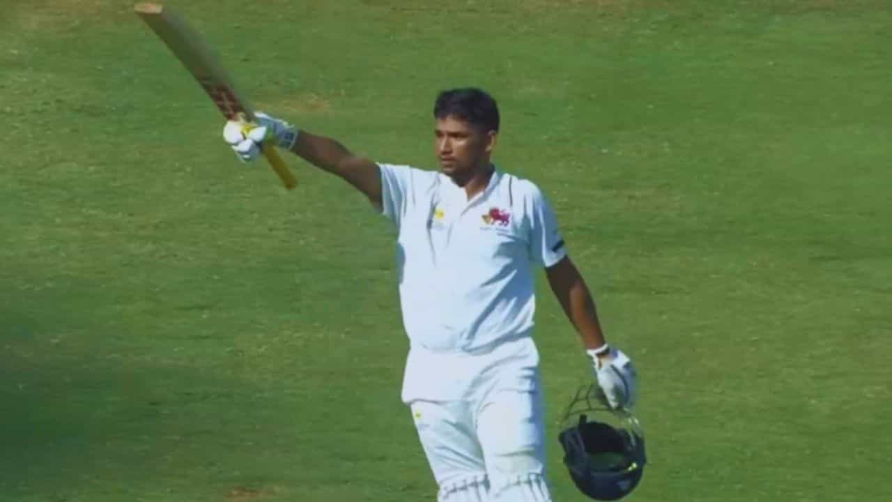 Ranji Trophy: দাদা দাপাচ্ছেন টেস্টে, রঞ্জিতে সেঞ্চুরি করে ফেললেন সরফরাজের ভাইও Ranji Trophy: দাদা দাপাচ্ছেন টেস্টে, রঞ্জিতে সেঞ্চুরি করে ফেললেন সরফরাজের ভাইও